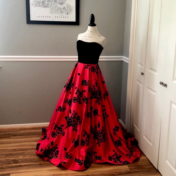 Sherri Hill Dresses & Skirts - NEW SHERRI HILL SZ 6 BLACK VELVET RED STRAPLESS FORMAL BALL GOWN WITH POCKETS